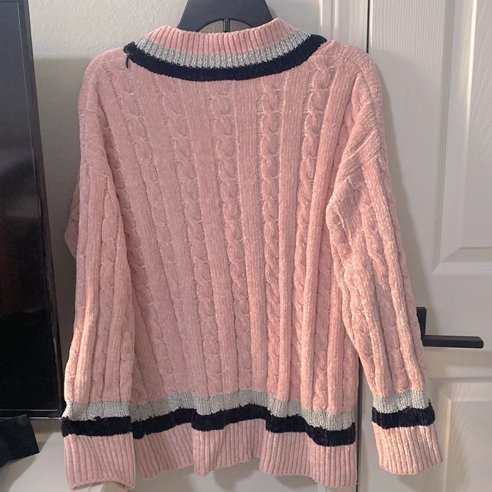 Long knit pink  V neck sweater. - Picture 7 of 7